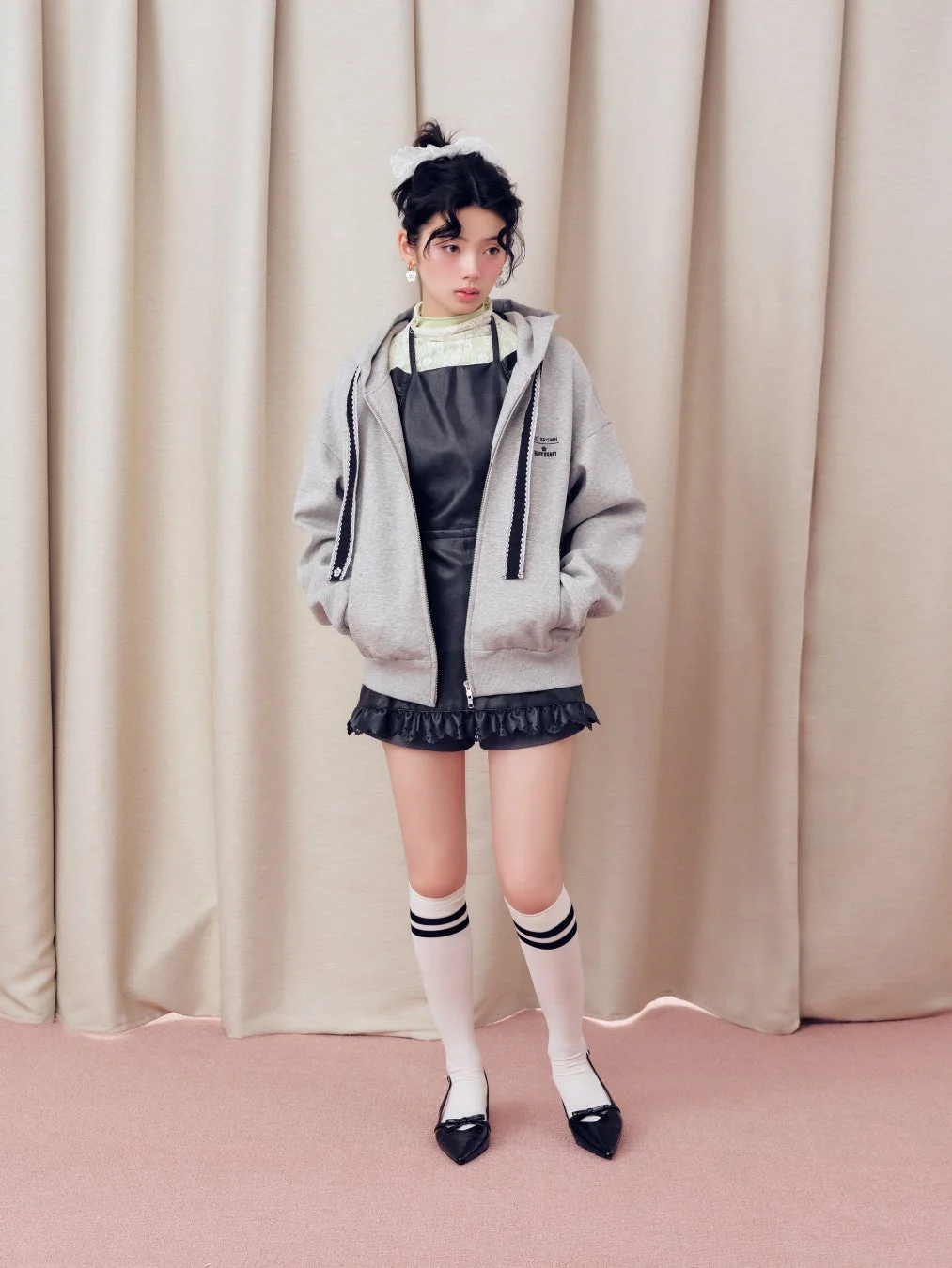 グレーパーカーとレザーショートパンツのカジュアルスタイル