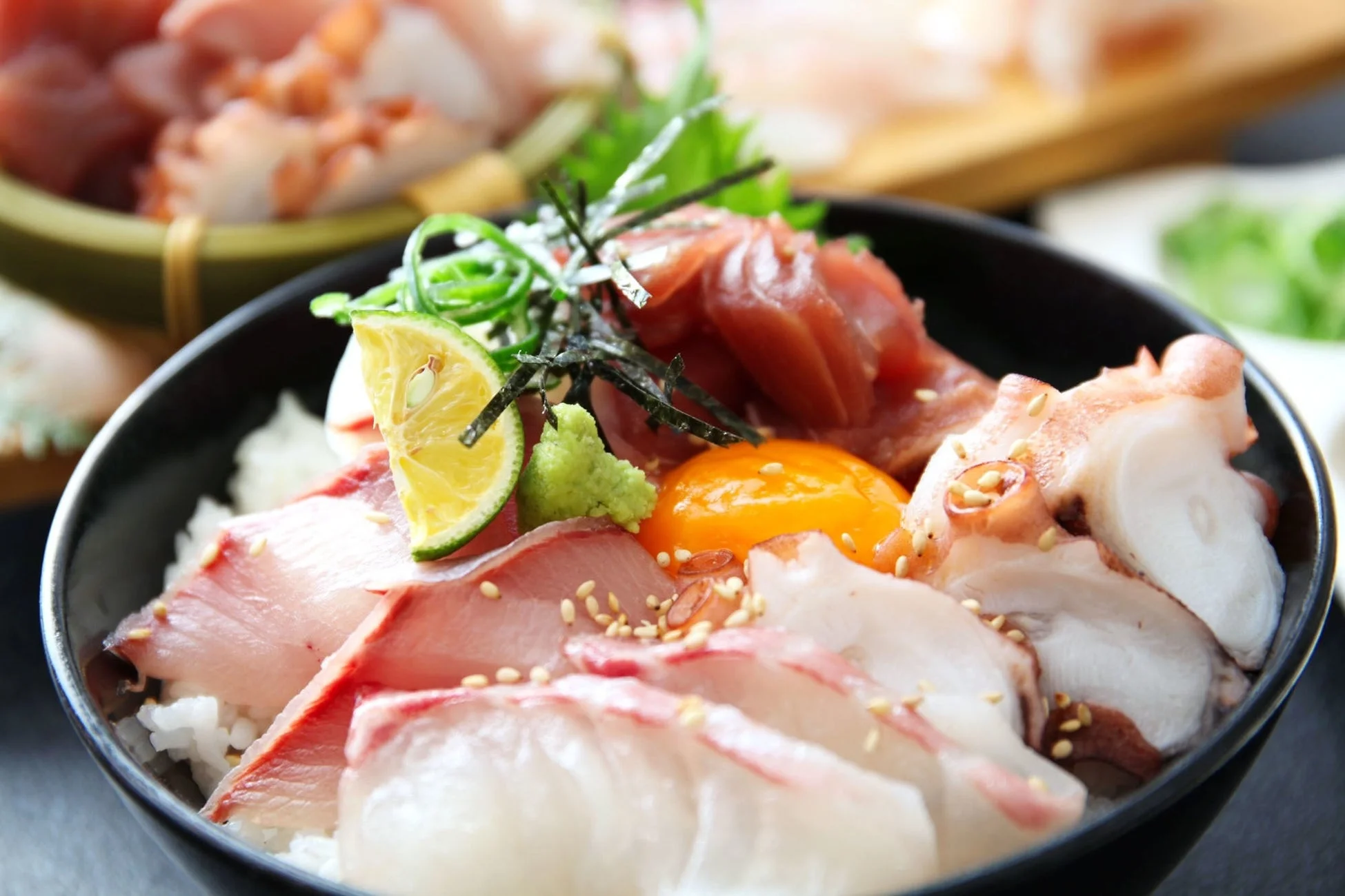 新鮮な魚介類がたっぷりと盛り付けられた海鮮丼
