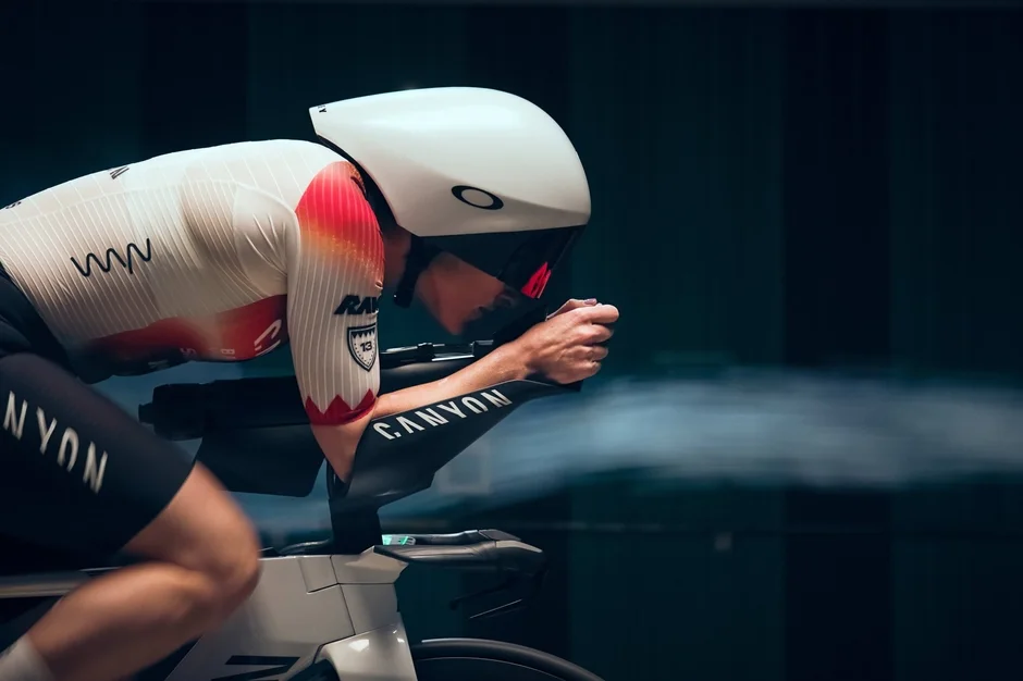 風洞実験で自転車に乗るアスリート