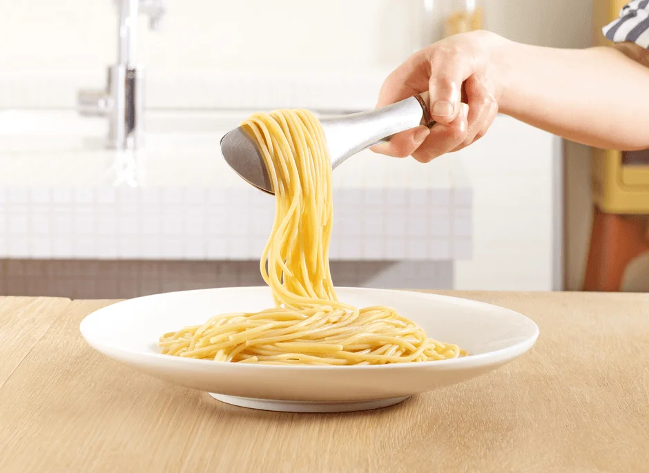 スパゲッティを盛り付けている様子