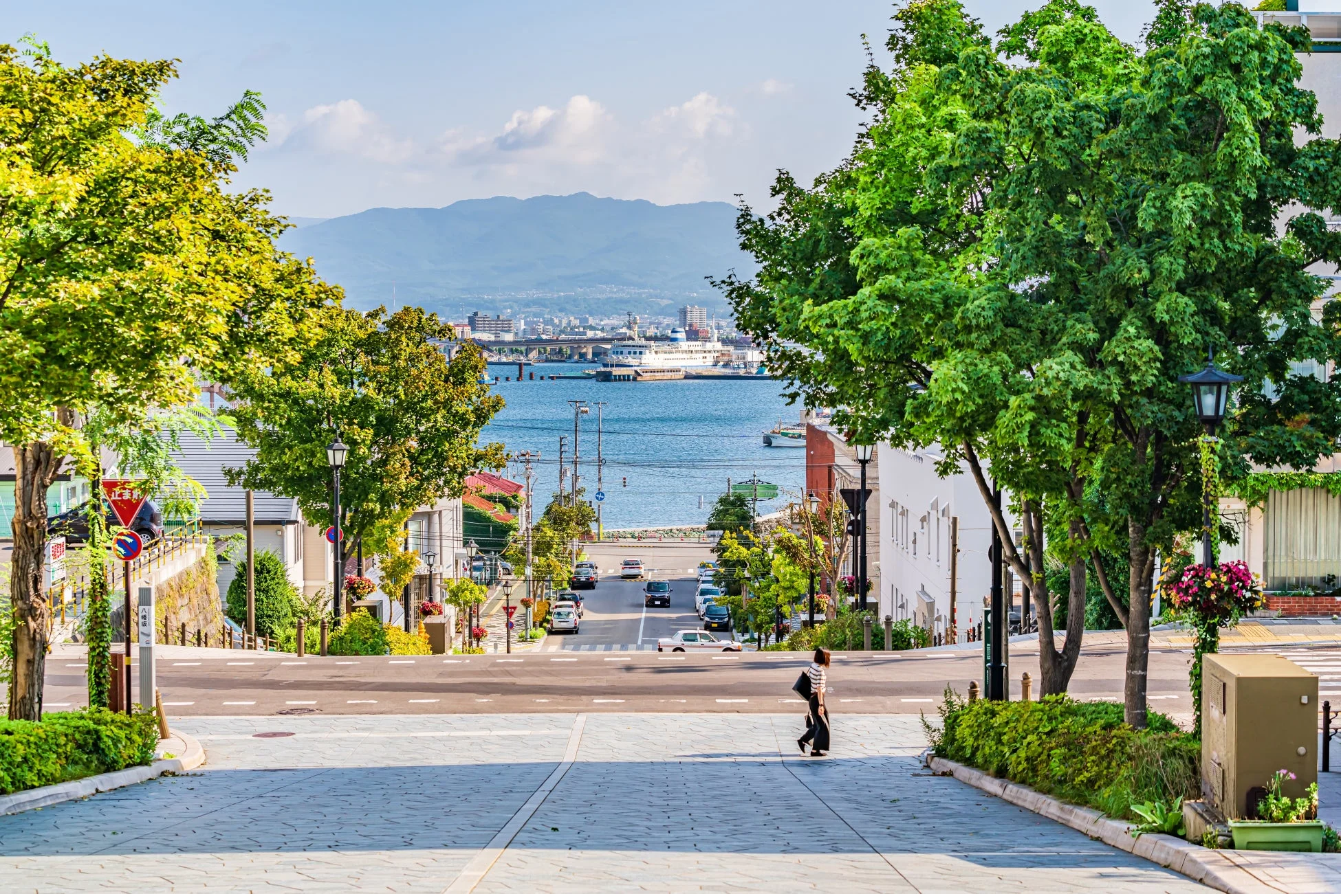 函館の坂道と港