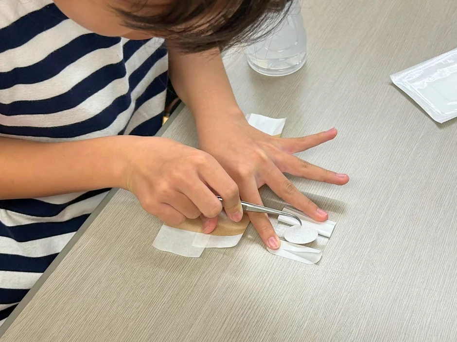 手作業で医療用パッドを扱う様子