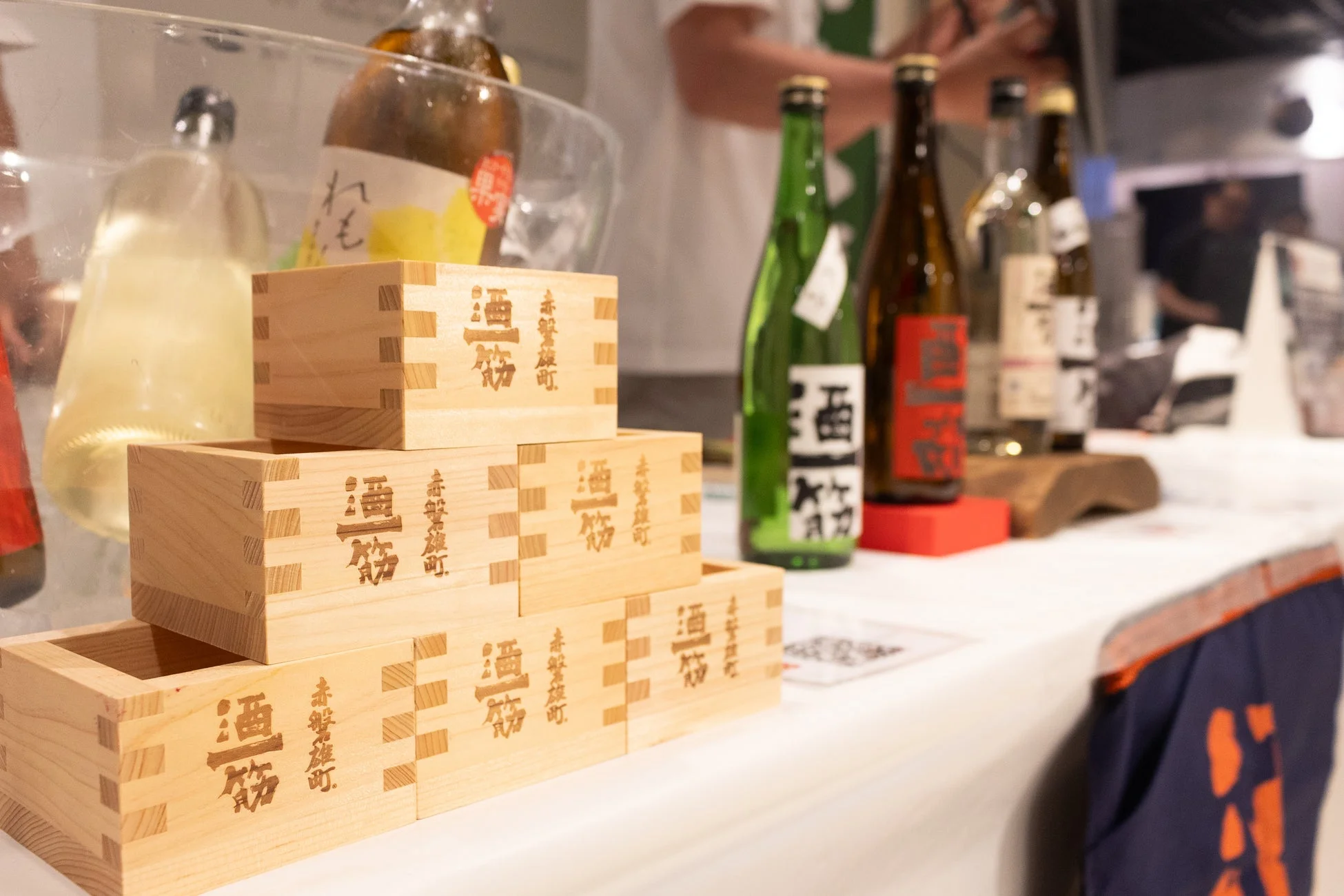 日本酒の升が並ぶ様子