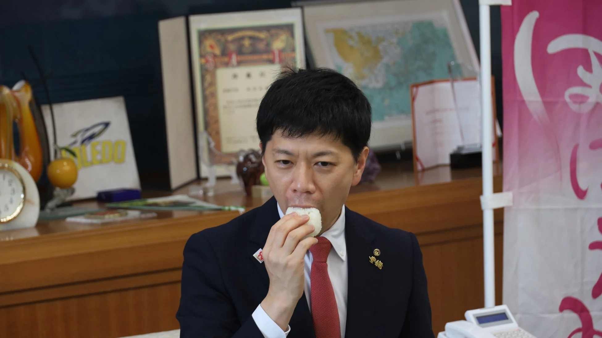 おにぎりを食べる男性