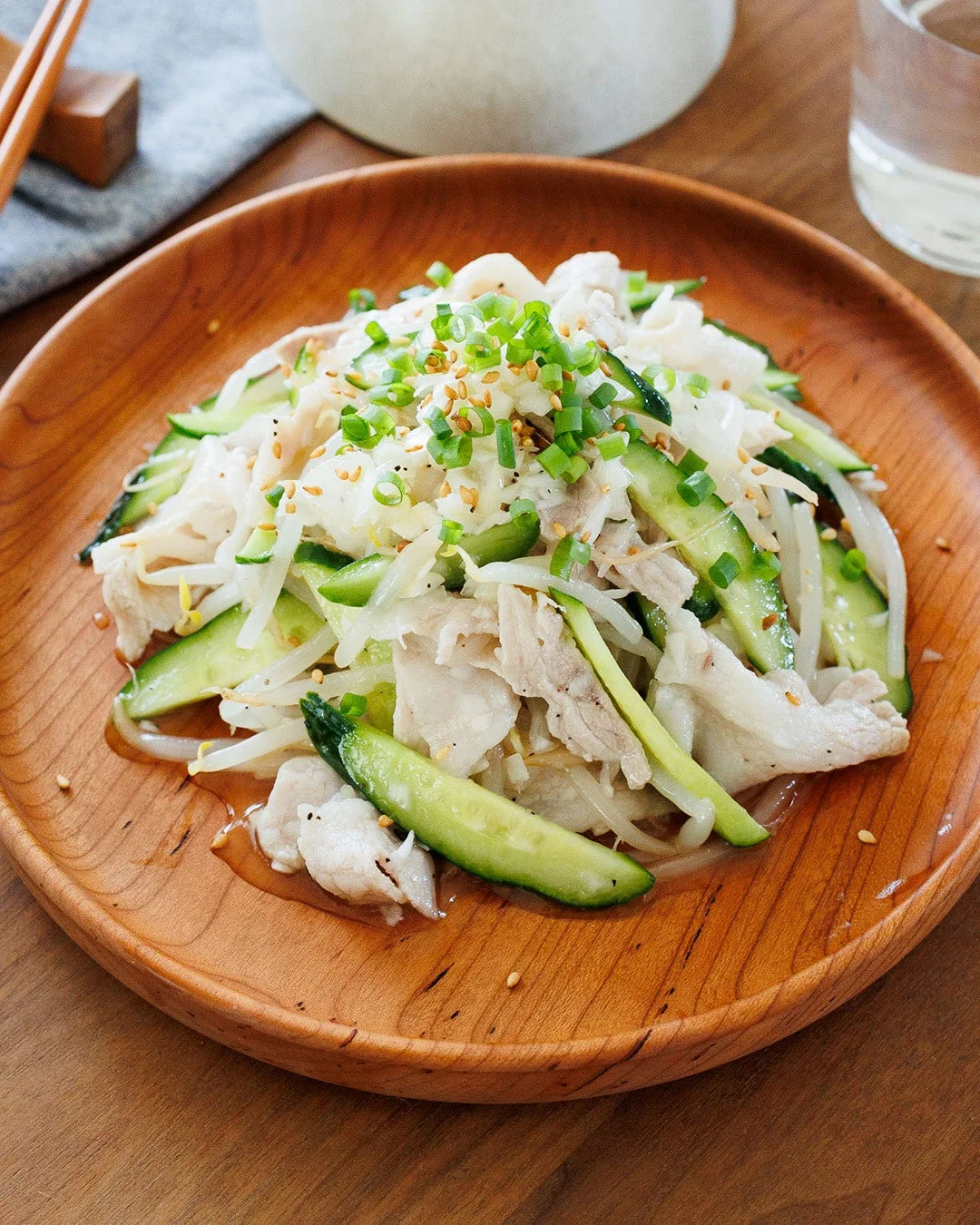 薄切り豚肉ときゅうり、もやしなどを和えた冷製料理
