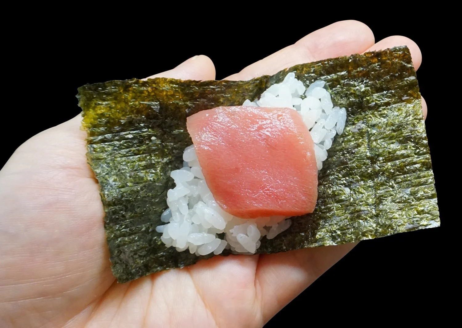 海苔に乗せて食べる姫丼の様子