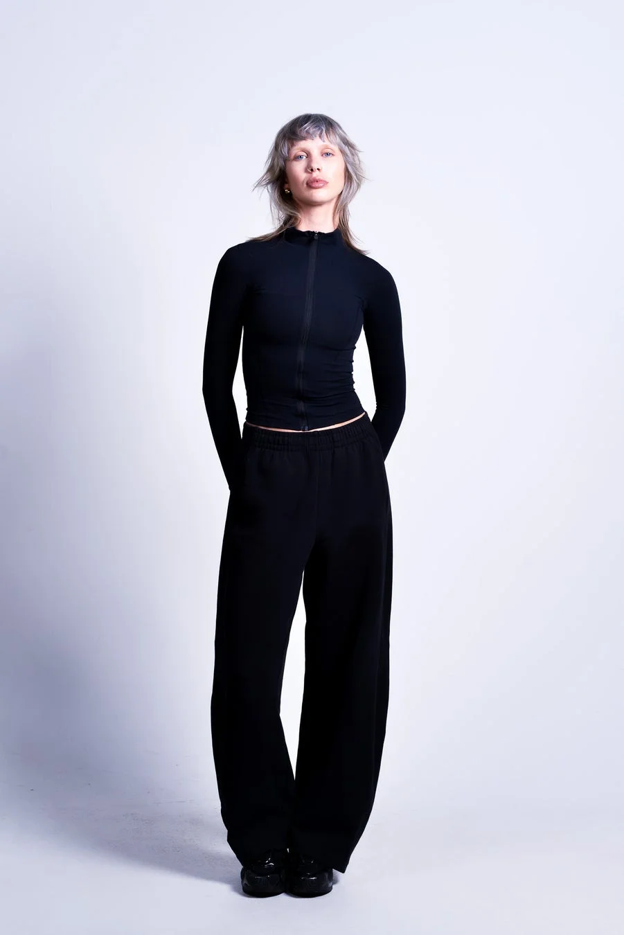 黒い服を着用した女性の全身ポートレート