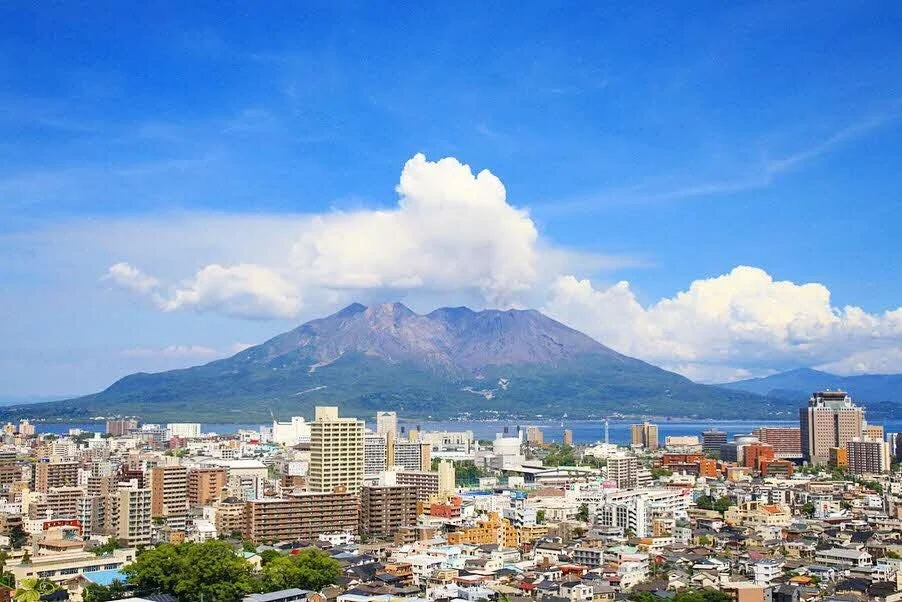 桜島と鹿児島市の街並み