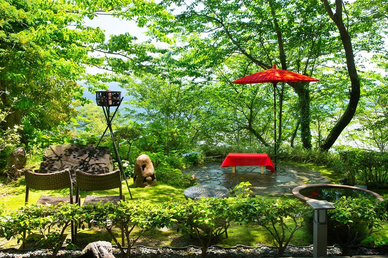 日本庭園と和傘