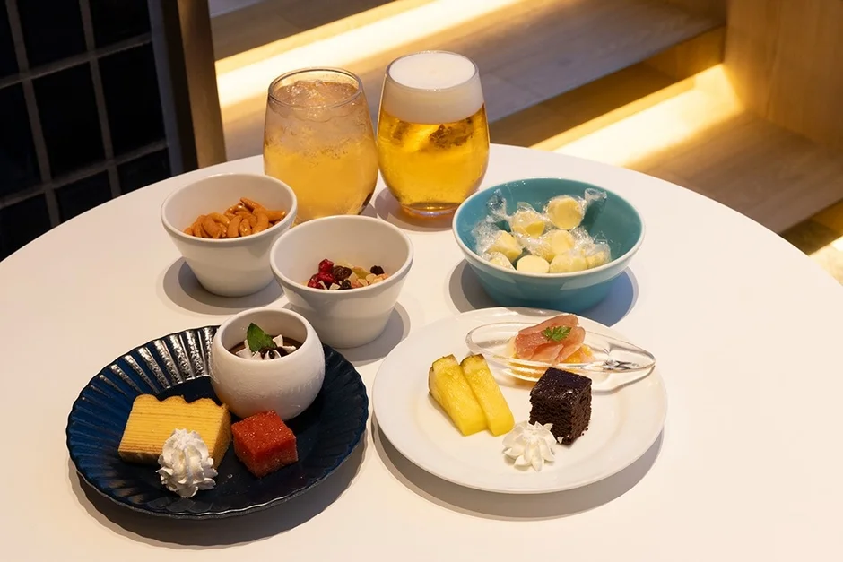 ホテルラウンジで提供されるデザートや軽食