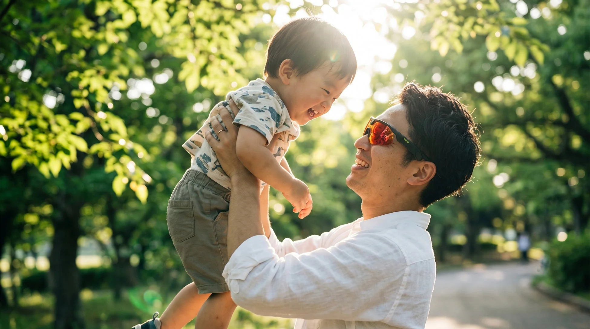 父親が幼い息子を抱き上げる様子