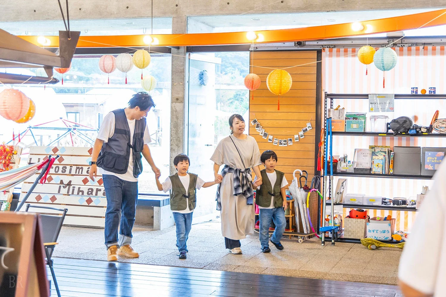縁日で遊ぶ家族