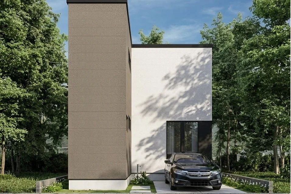 緑豊かな木々に囲まれたモダンな一戸建て住宅の外観です。ベージュと白のツートンカラーの建物前には黒い車が駐車されており、晴れた日の明るい雰囲気が伝わってきます。