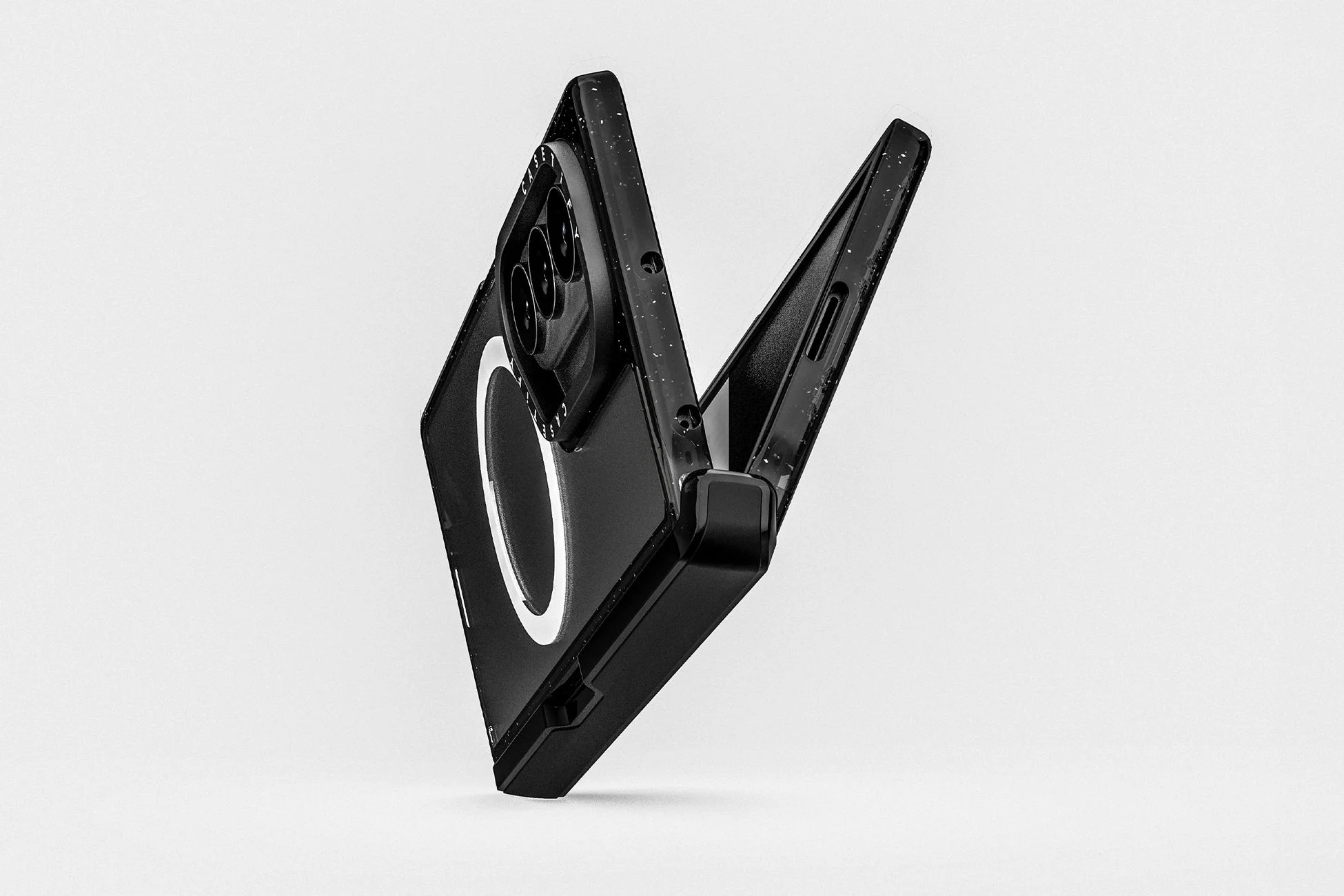 黒い斑点模様の折りたたみ式スマートフォンケース