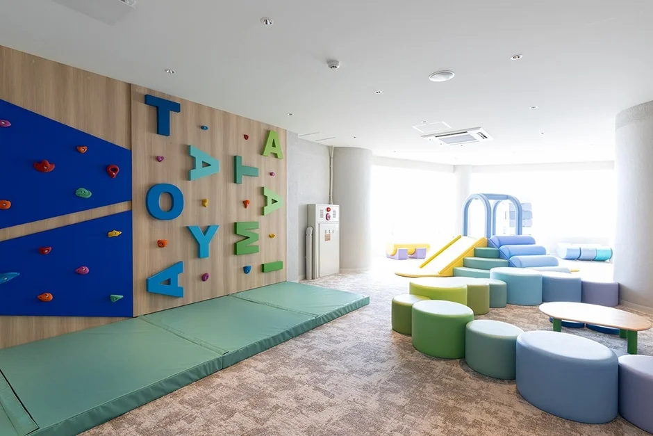 明るくモダンな子供向けの室内遊び場