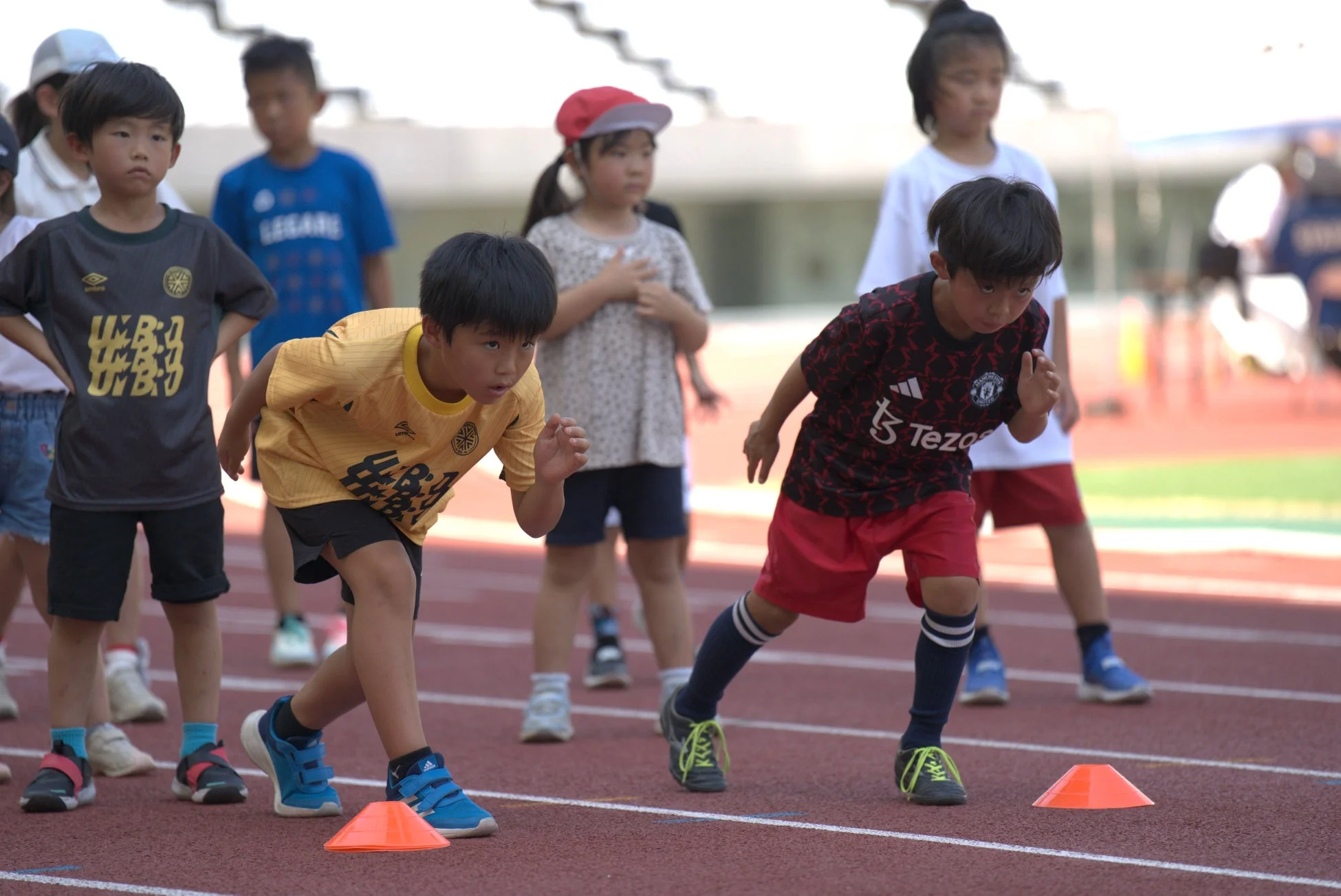 サッカーのトレーニングに励む子供たち