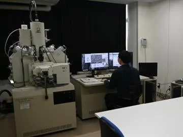 研究者が走査型電子顕微鏡を操作する様子