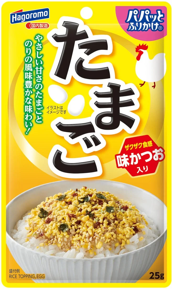 ハゴロモの「パパッとふりかけ たまご」のパッケージ画像です。ご飯の上にたっぷりの卵ふりかけがかかった盛り付け例が描かれており、やさしい甘さの卵と海苔の風味、ザクザク食感の味かつおが特徴であることがわかります。