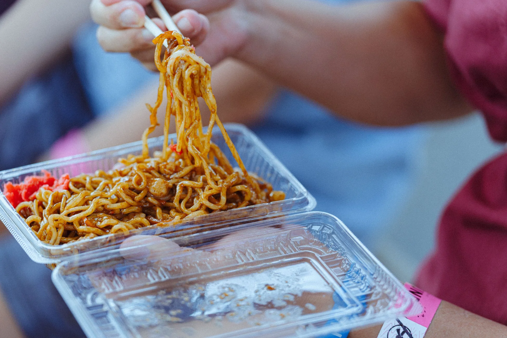 箸で焼きそばを食べているクローズアップ写真