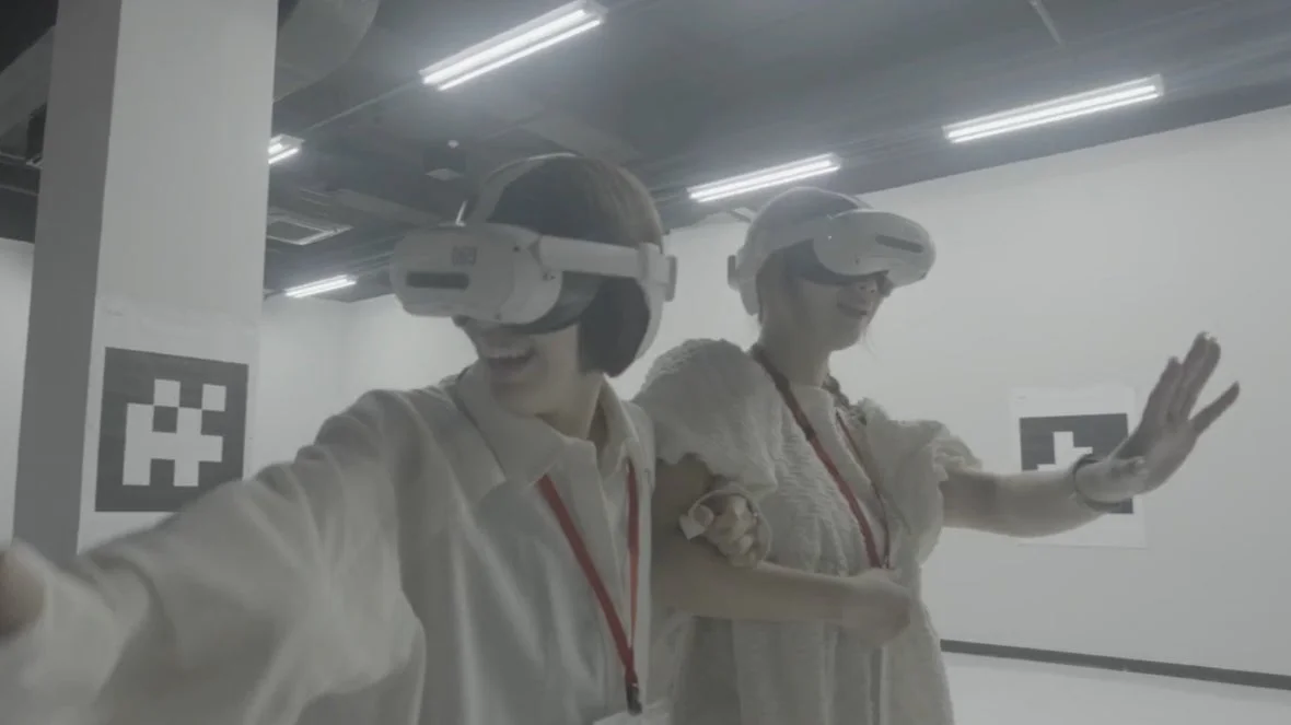 VR体験の女性たちの画像