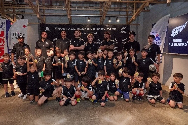 イベント参加者とマオリ・オールブラックス選手の集合写真