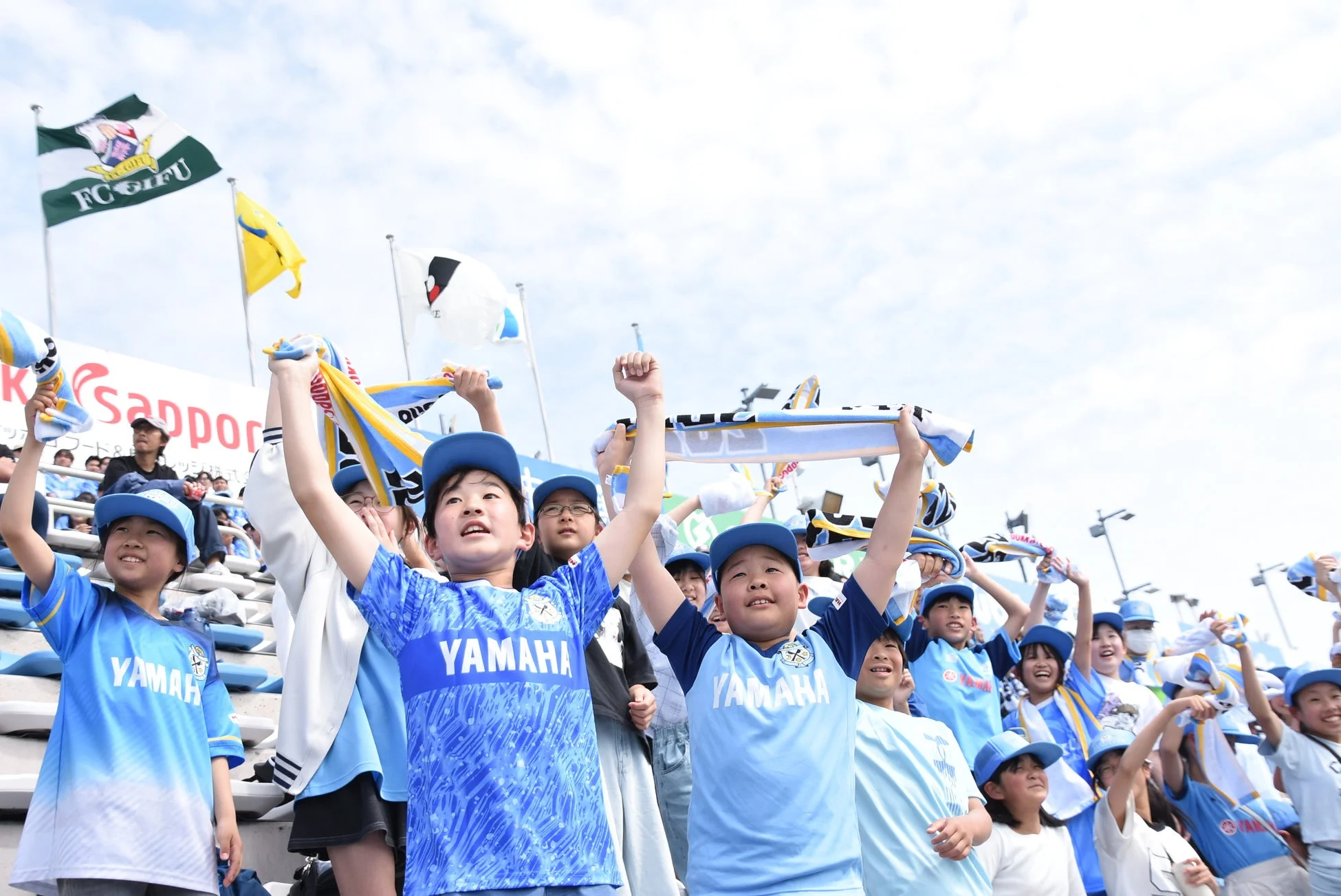 子供たちがサッカーを応援する様子