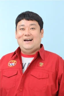 明るい笑顔を見せる日本人男性のポートレート