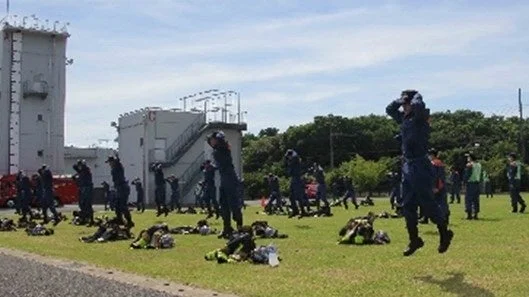 広場で体力訓練を行う隊員たち