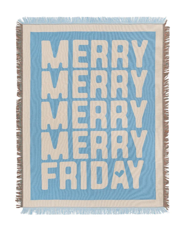 「MERRY FRIDAY」とデザインされた水色のブランケット