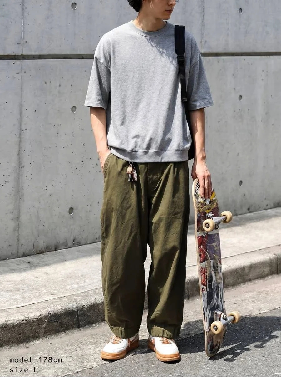 半袖スウェットとワイドパンツを着用した男性