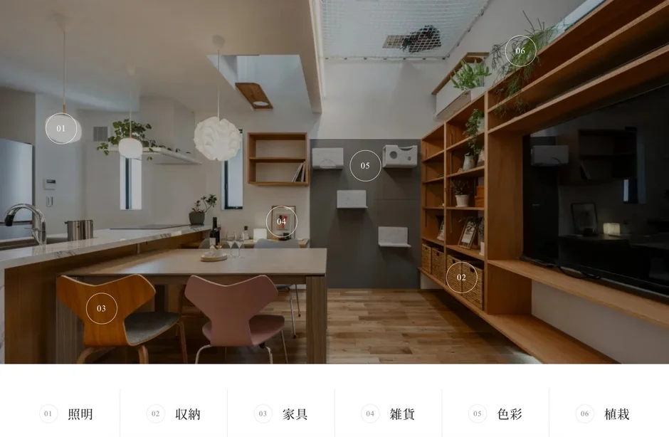 モダンで開放感のあるリビング・ダイニング・キッチン。木製の収納棚やテレビ、ダイニングテーブル、デザイン性の高い照明、観葉植物などが配置され、機能的かつおしゃれな空間が広がっています。