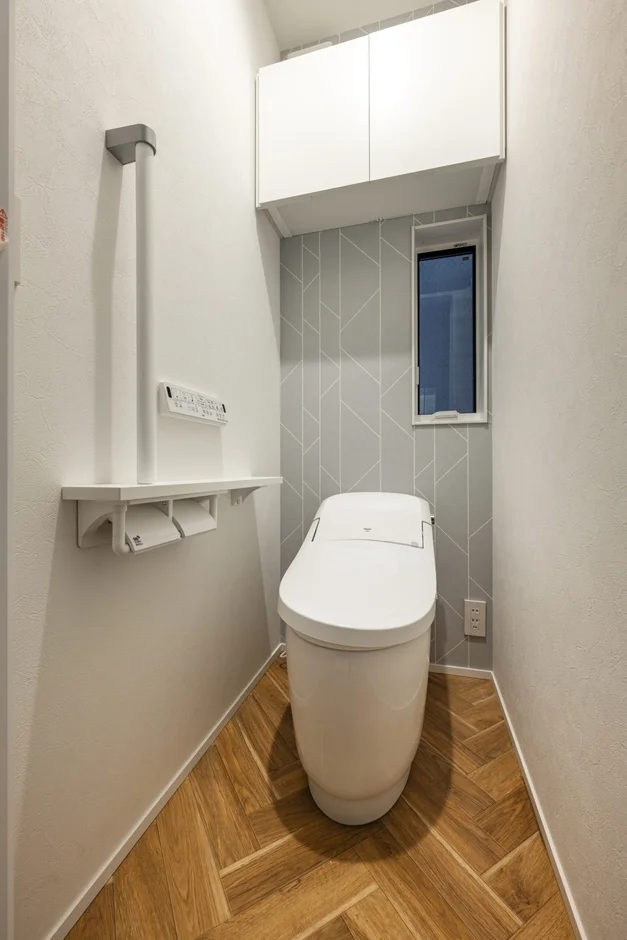 トイレ、トイレルーム、タンクレストイレ、モダン、ヘリンボーン、フローリング、壁紙、幾何学模様、収納、清潔、シンプル、新築、リフォーム、インテリア、住宅