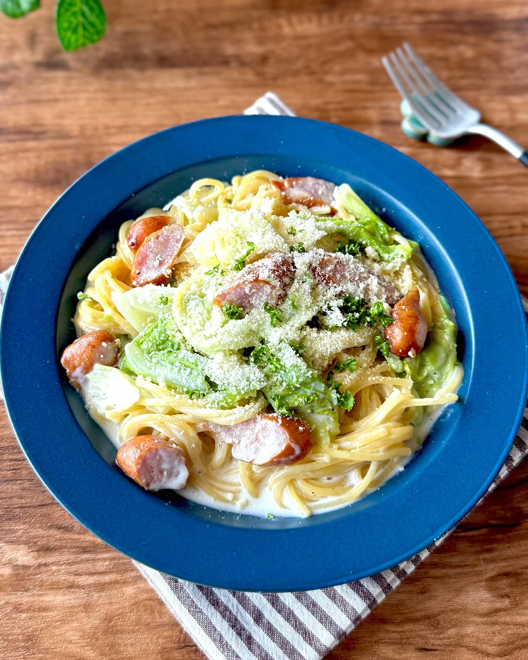 ソーセージとキャベツ入りのクリームパスタ