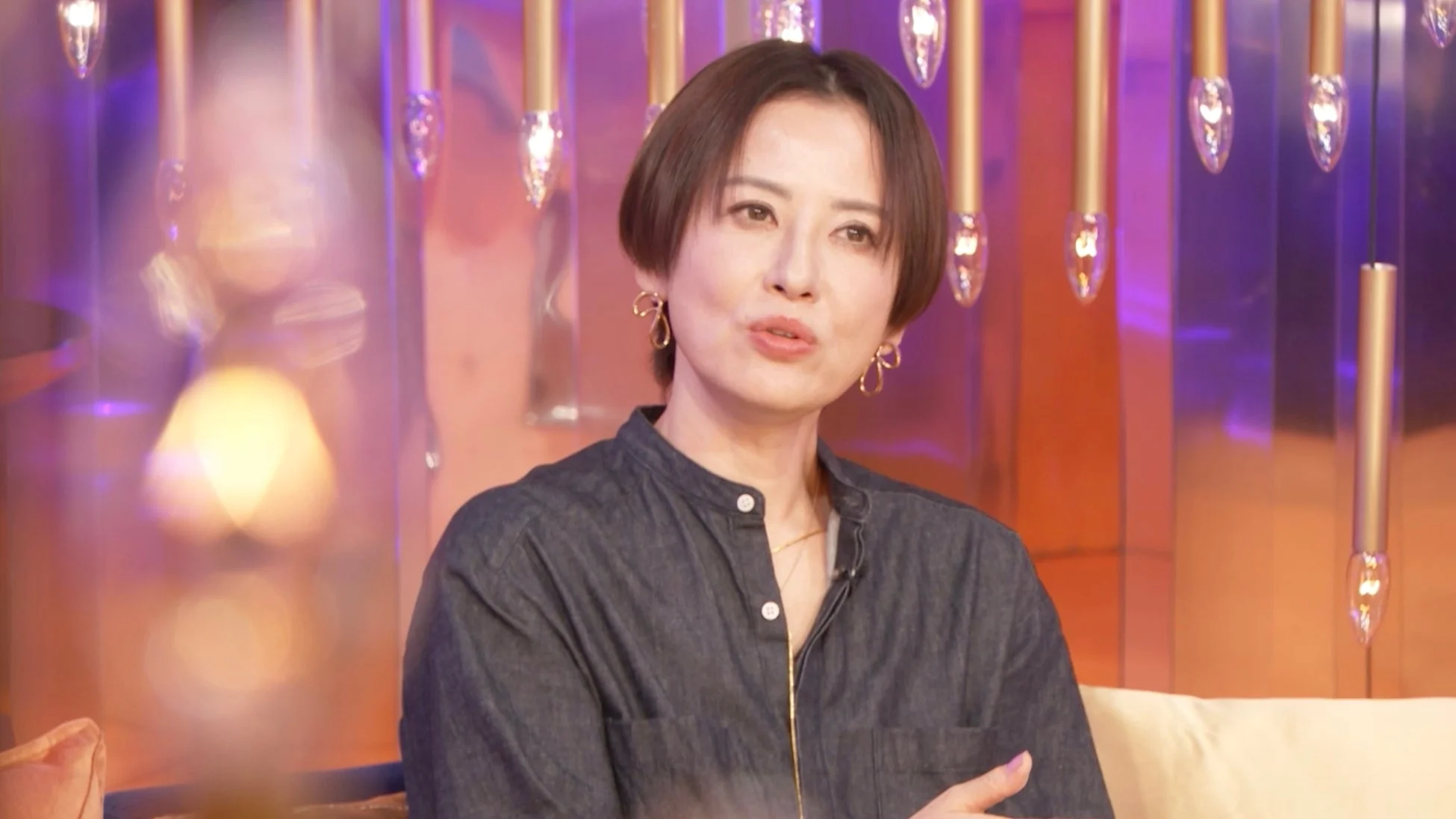 ショートヘアの日本人女性