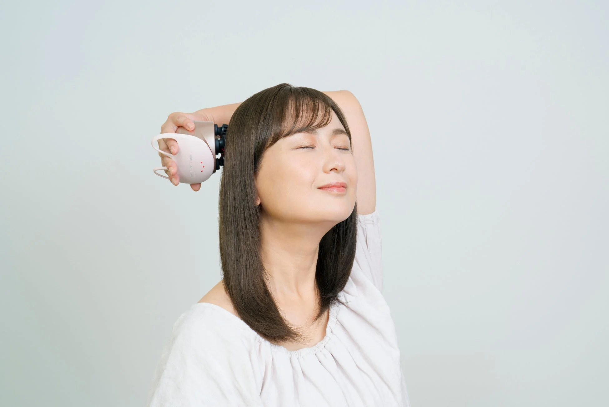 女性が目を閉じて製品を使用している画像
