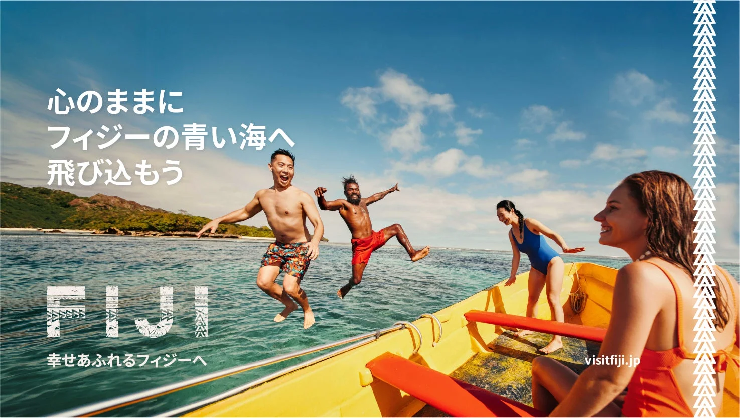 海に飛び込む人々