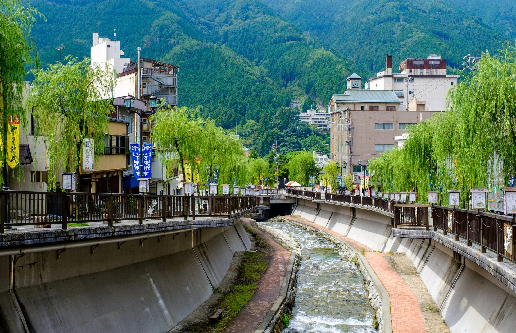 川沿いの温泉街の風景