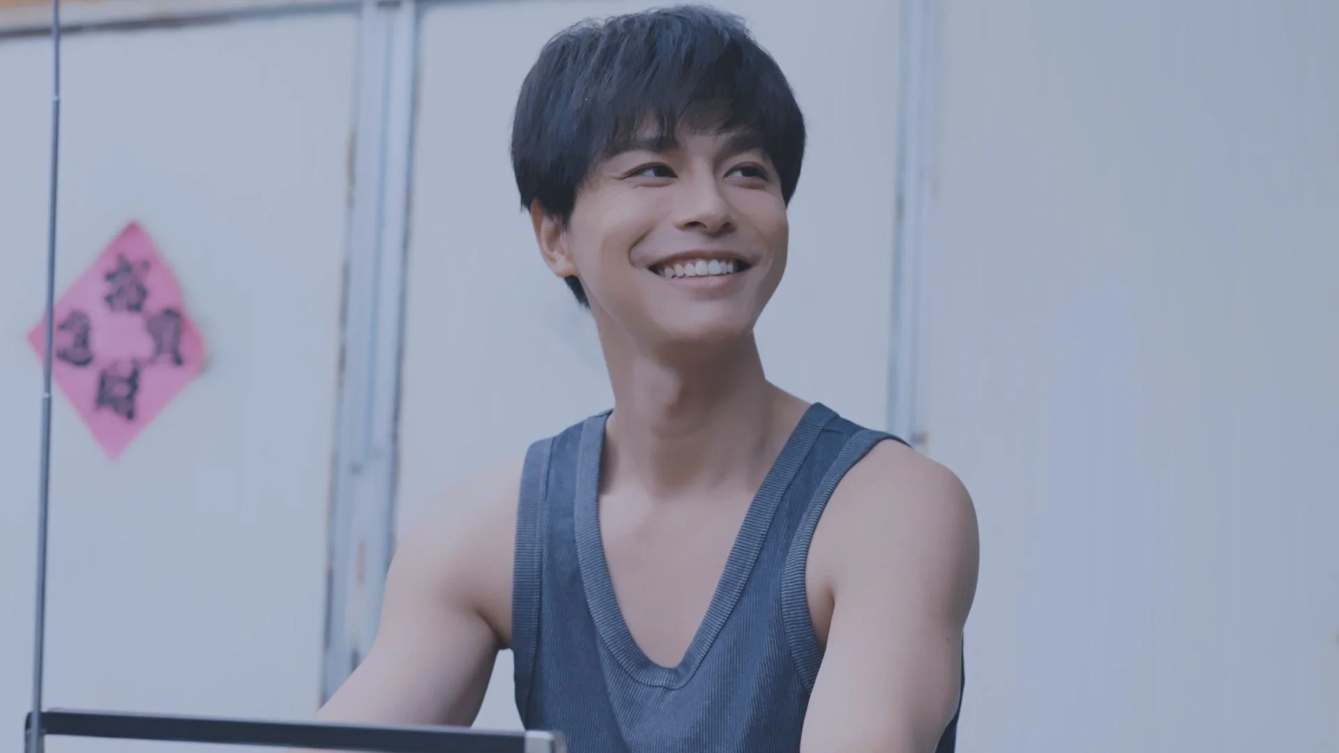 笑顔の若い男性