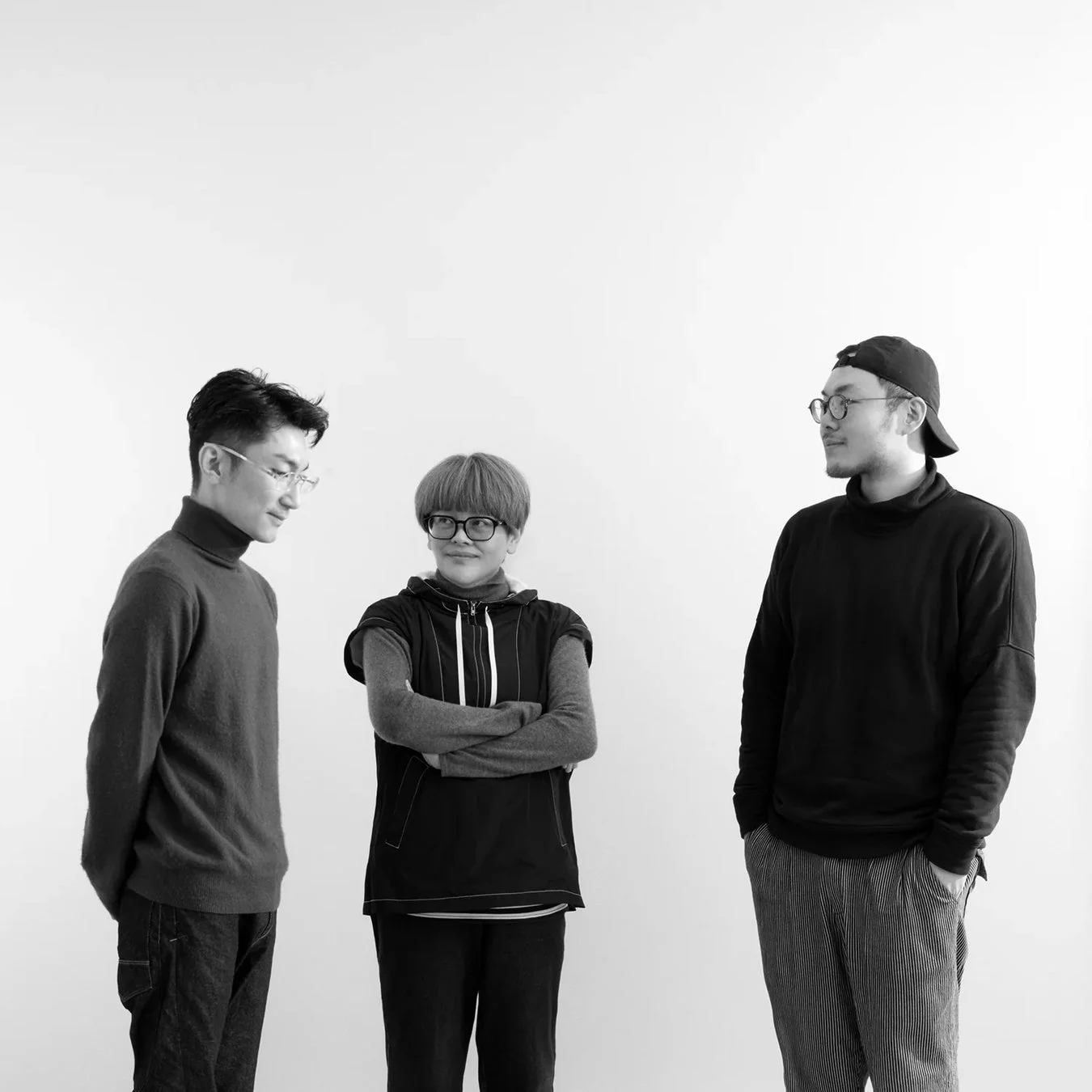 3人の人物の白黒写真