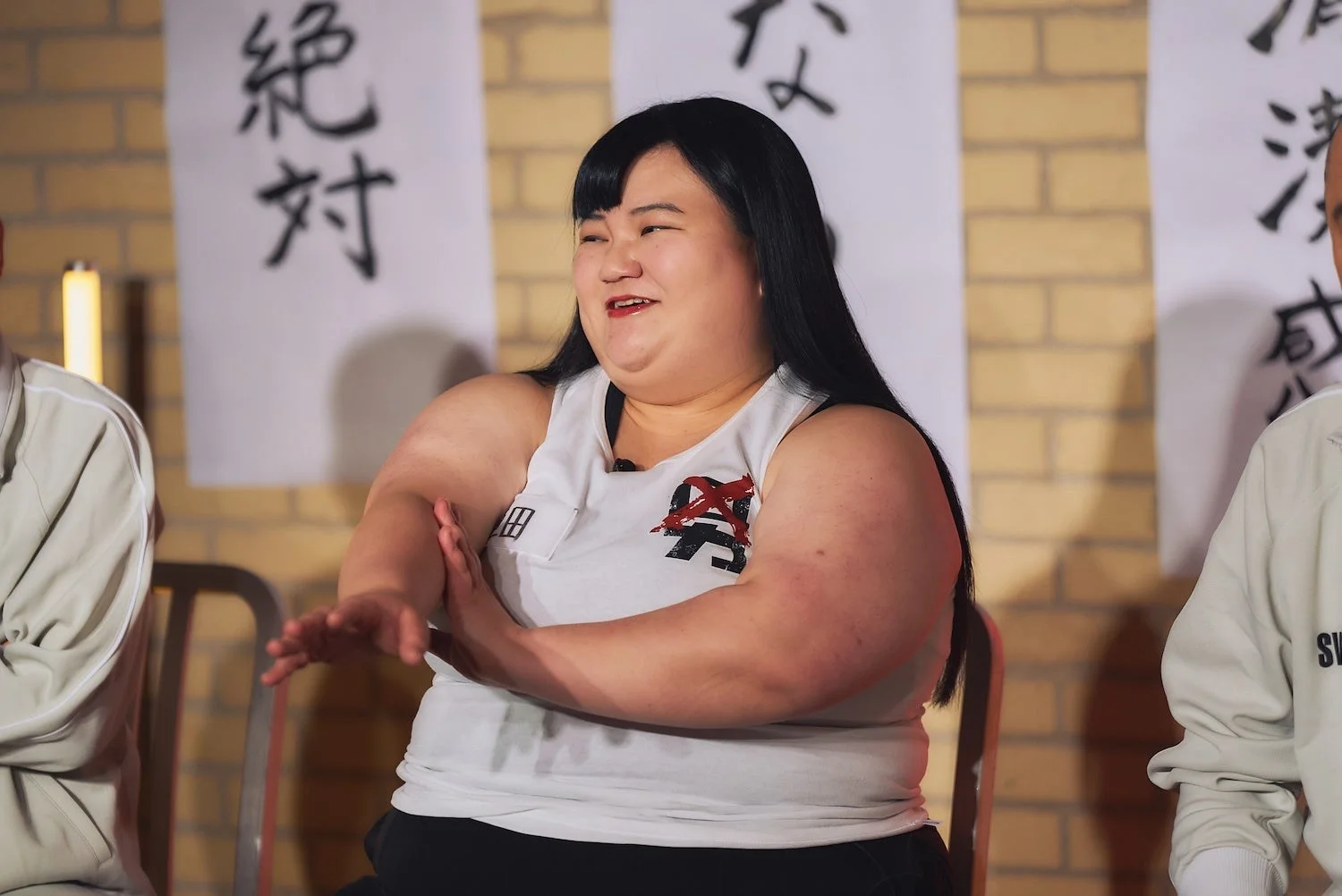 女性