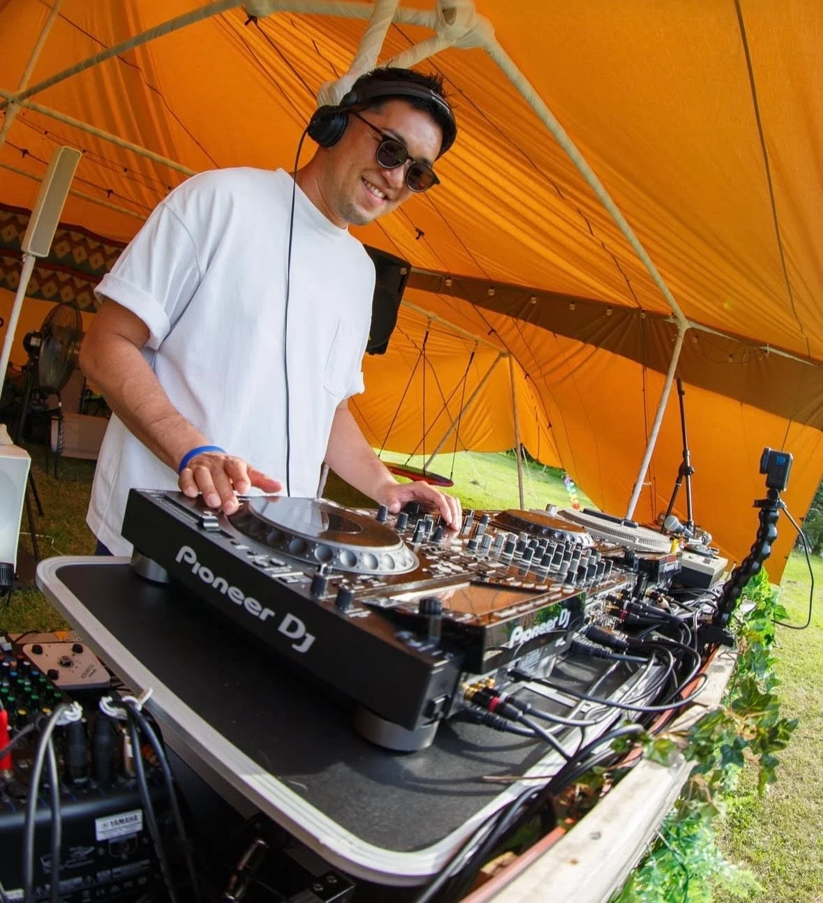 DJの男性