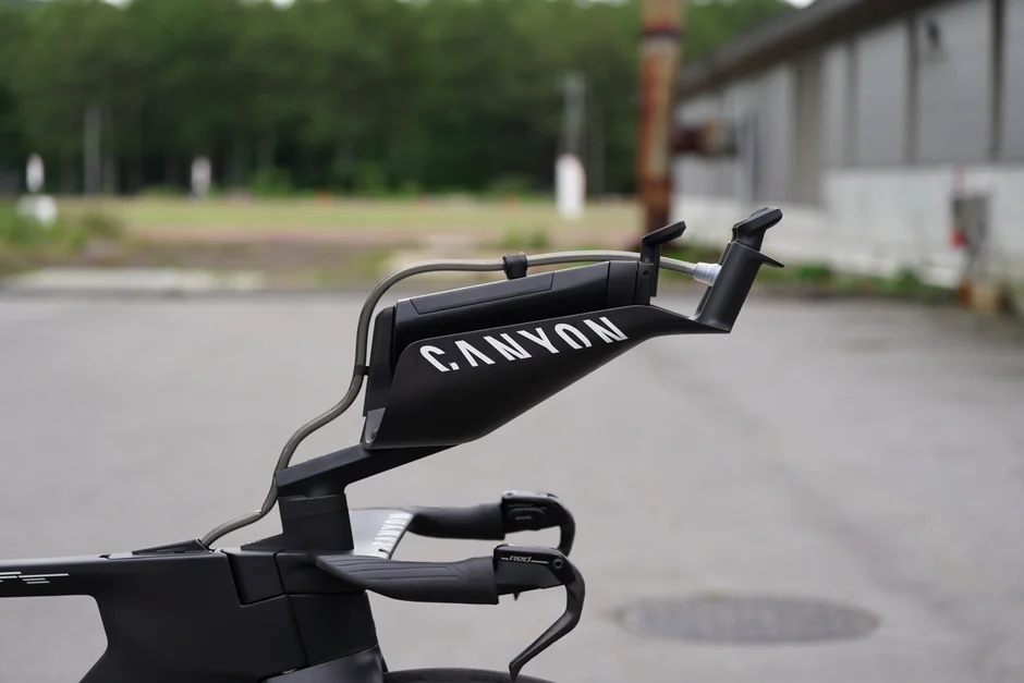 黒いCANYONブランドのタイムトライアルバイクのハンドル部分