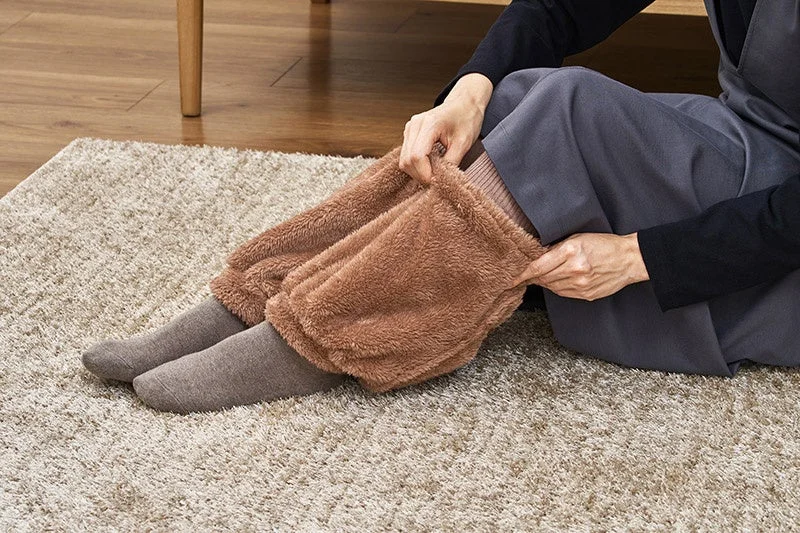 レッグウォーマーを着用してリラックスする様子