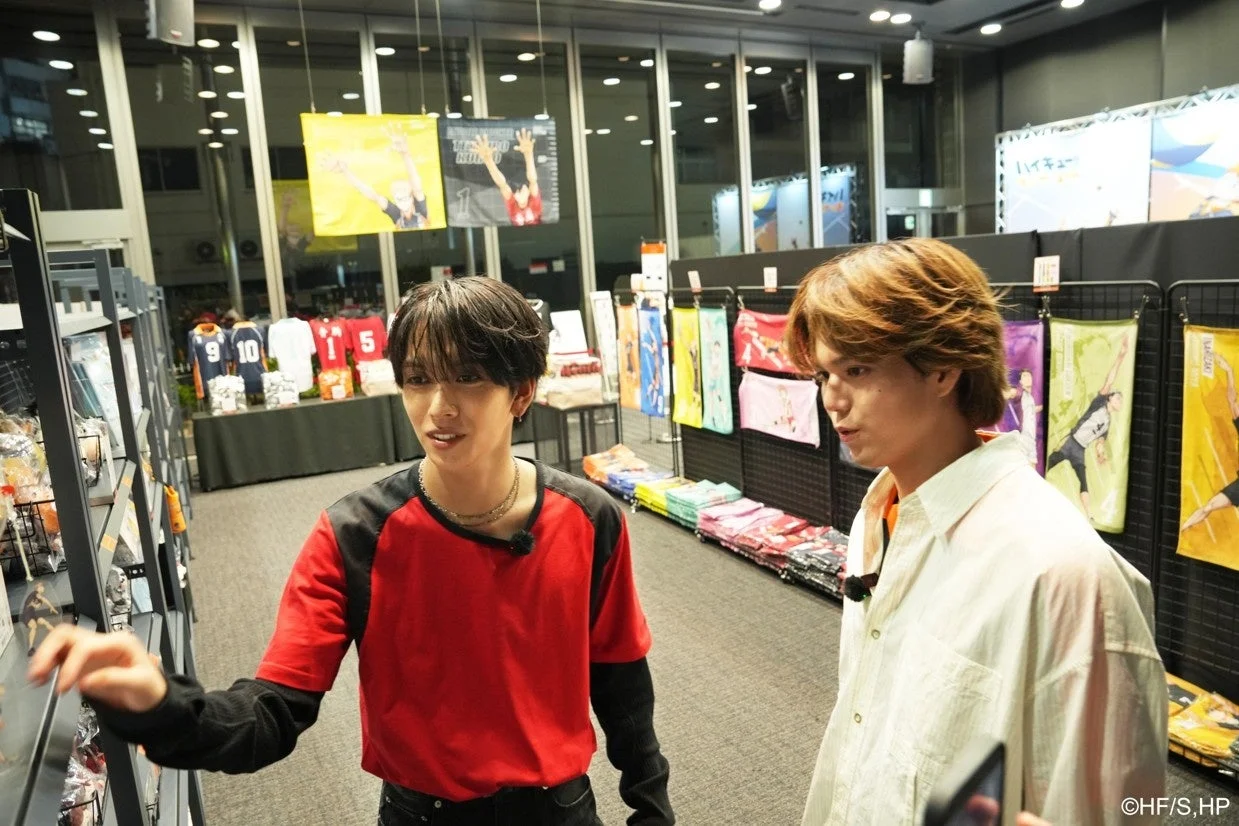 グッズエリアで商品を見るMAZZELのRANさんとEIKIさん