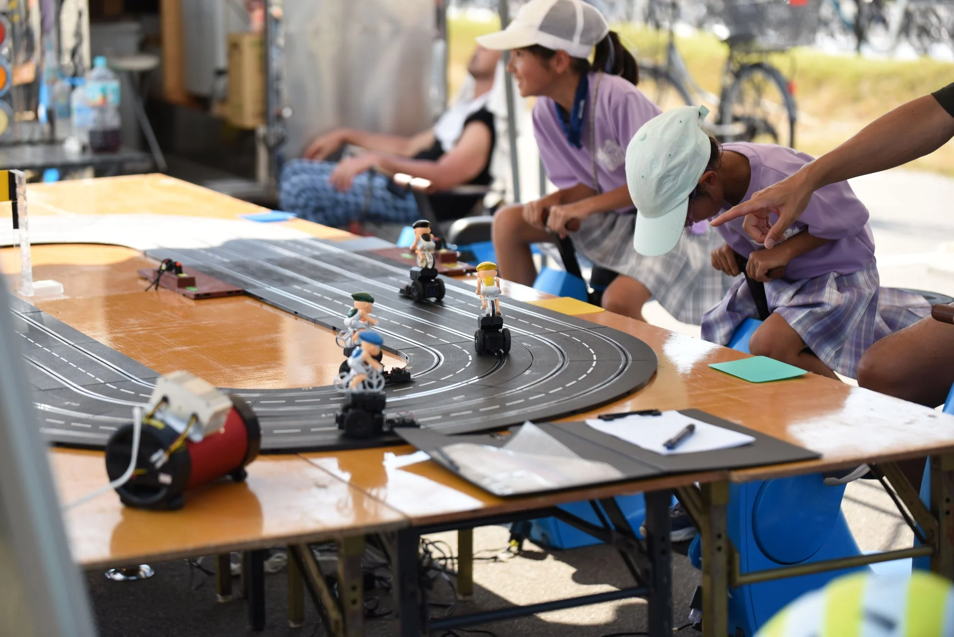 子供たちがスロットカーを操作