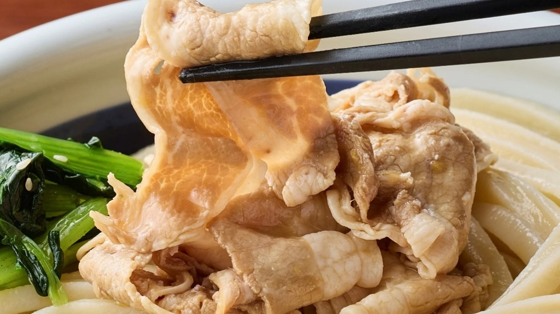 豚しゃぶと小松菜ナムルが乗ったうどん