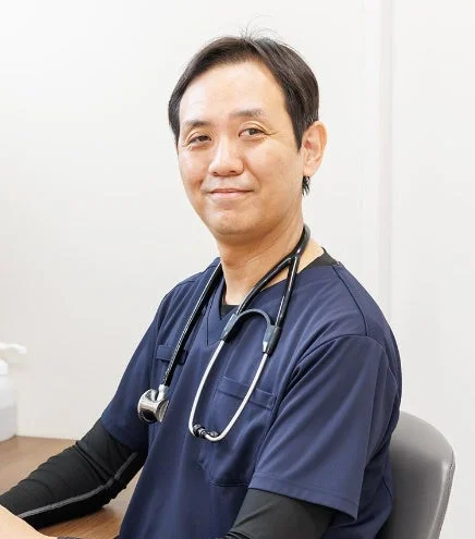 穏やかな笑顔のアジア人男性医師