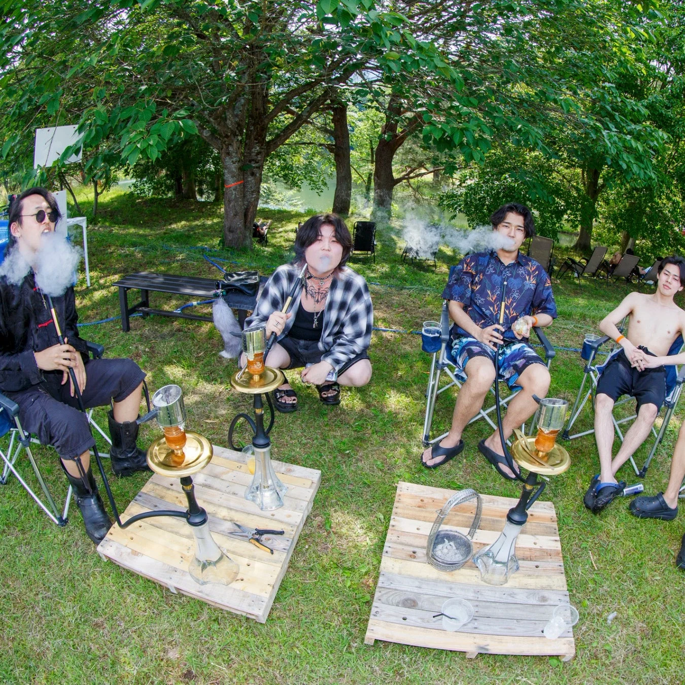 シーシャを楽しむ若者たち