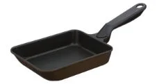 黒い長方形の卵焼き器が白い背景に置かれている画像です。卵焼きを作るのに適した形状をしており、黒い取っ手が付いています。