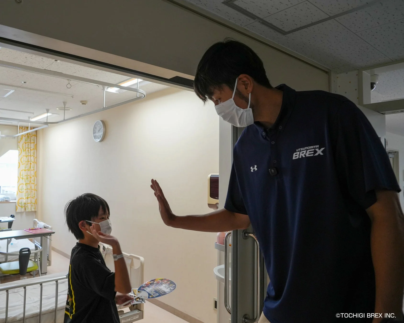 選手と子どもがハイタッチする様子